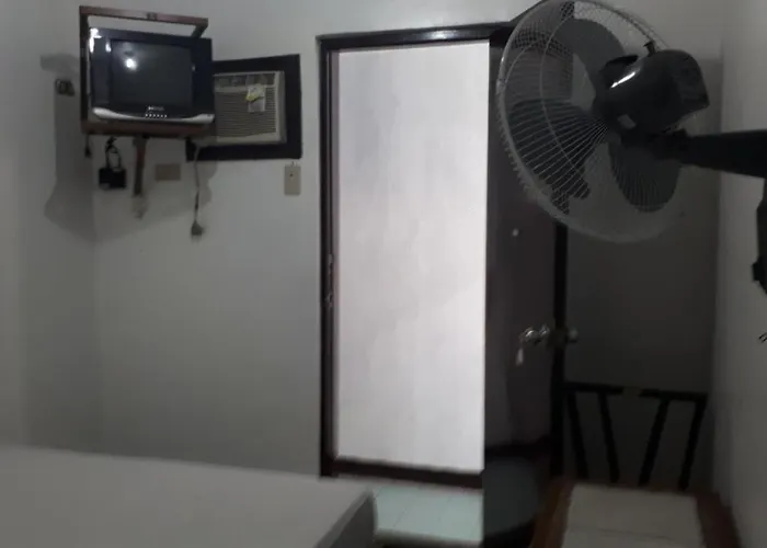 Elnarica Cubao Qc Ostello *