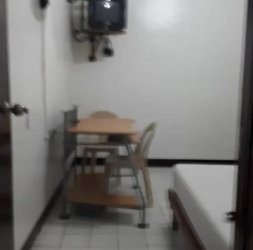 Elnarica Cubao Qc Ostello